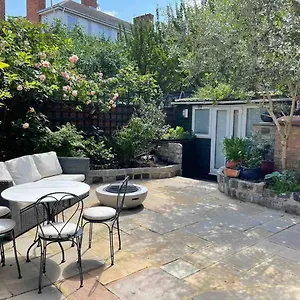 https://apt-stylish-1-bed-studio.brighton-hotels-england.com