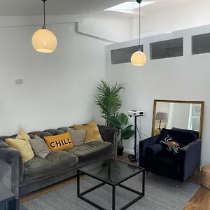 https://apt-4bed-loft-style-with-privateterrace.brighton-hotels-england.com